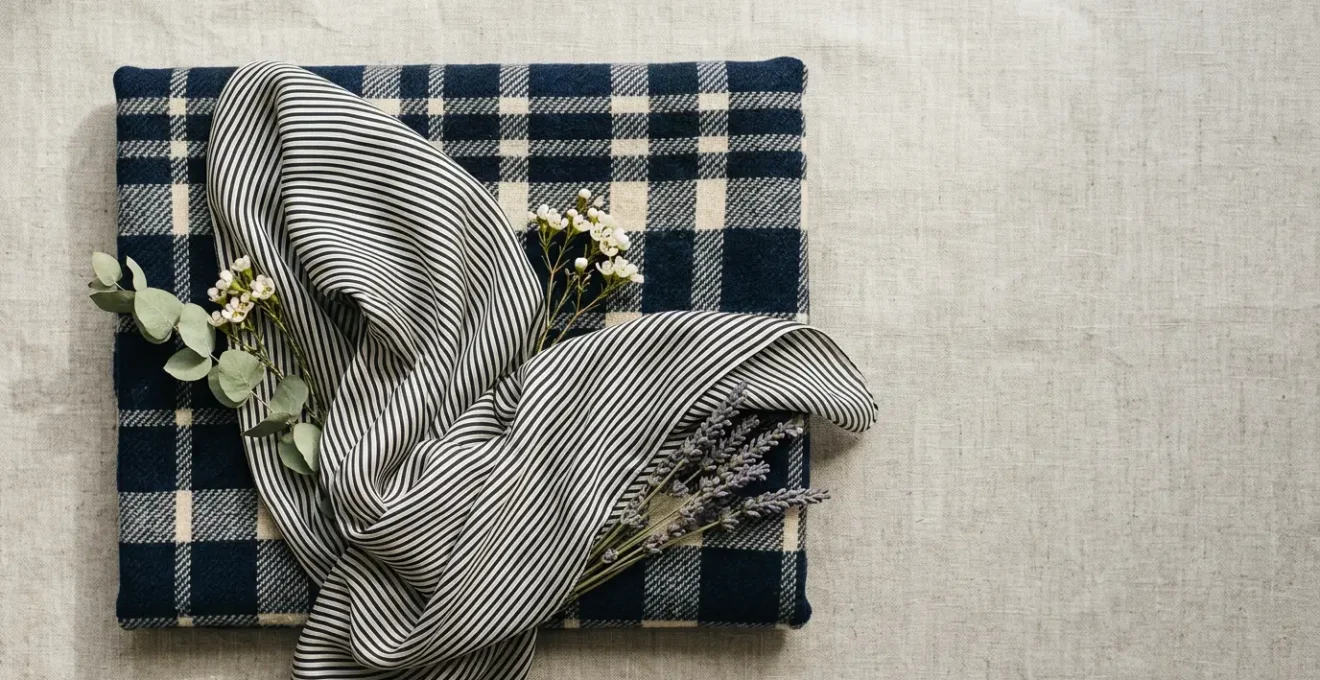 Composizione elegante di pattern misti con righe sottili e quadri grandi in equilibrio armonioso