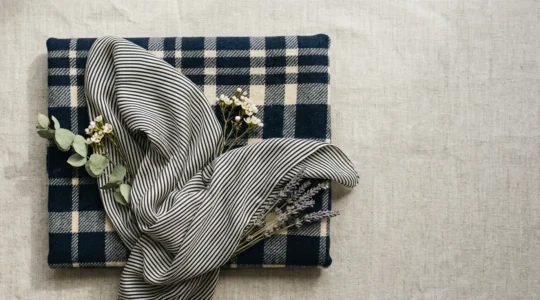 Composizione elegante di pattern misti con righe sottili e quadri grandi in equilibrio armonioso