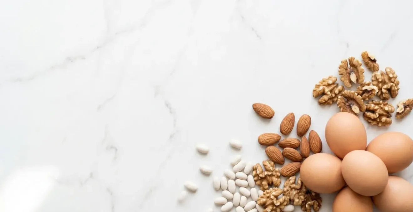 Composizione minimalista di uova, frutta secca e legumi ricchi di biotina e zinco