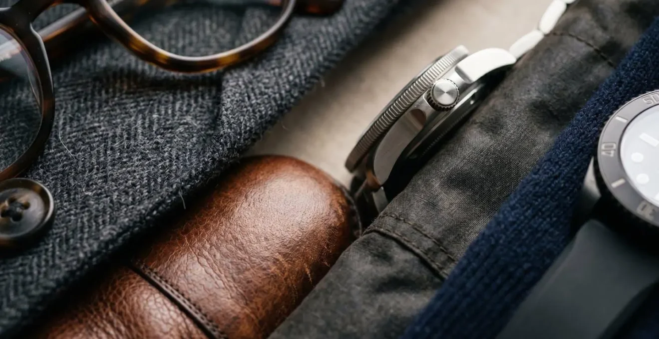 Dettaglio ravvicinato di accessori distintivi e tessuti di alta qualità