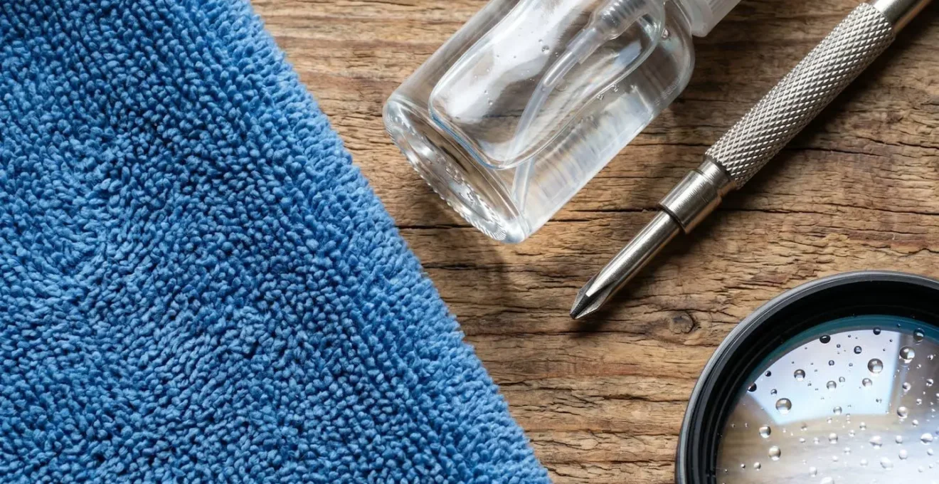 Composizione macro di un kit di pulizia professionale per occhiali con texture dei materiali in evidenza
