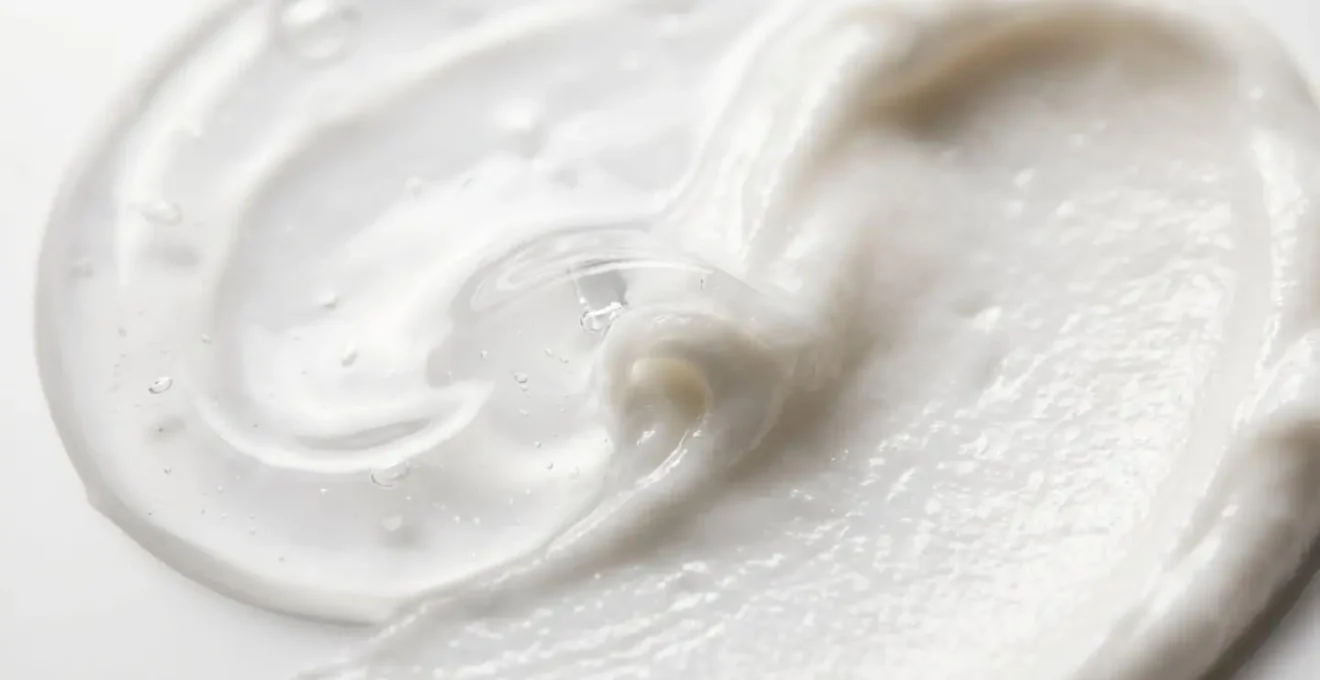 Texture stratificate di prodotti skincare viste al microscopio