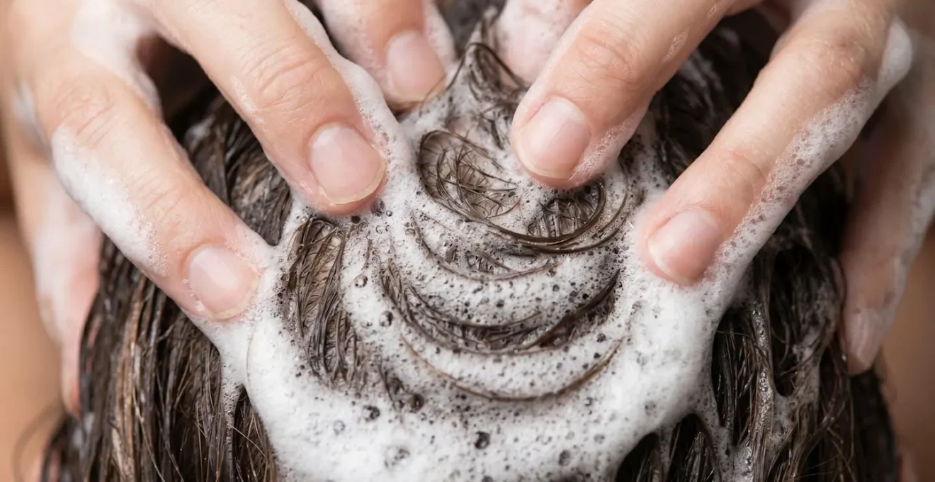 Massaggio del cuoio capelluto con movimenti circolari durante lo shampoo